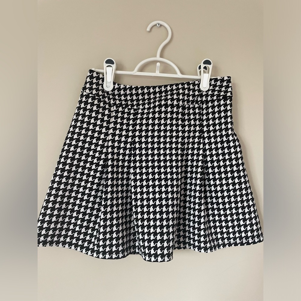 Y2K Forever 21 pleated Black and White Houndstooth Skirt NWOT size SMALL